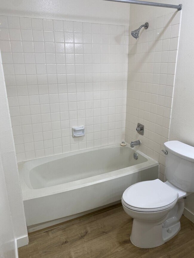 Building Photo - 2BR/2BA Upstairs Condo with Two-Car Garage