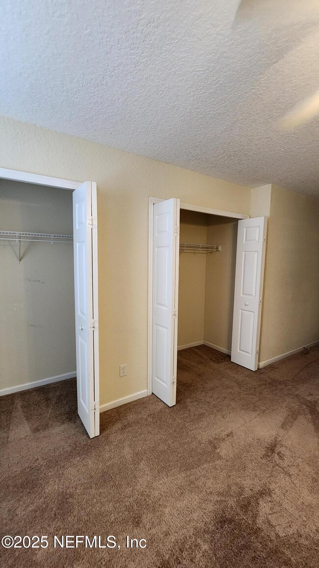 Building Photo - 1823 Lago Del Sur Drive