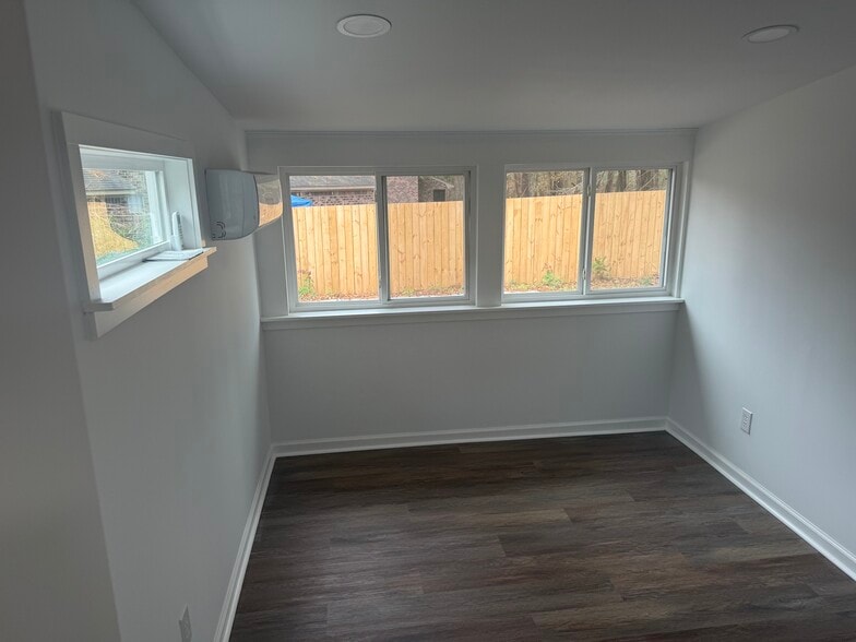 Building Photo - 244 Luden Dr