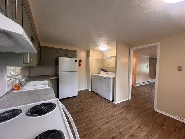 Building Photo - Remodeled Townhome Blocks from Penn State!