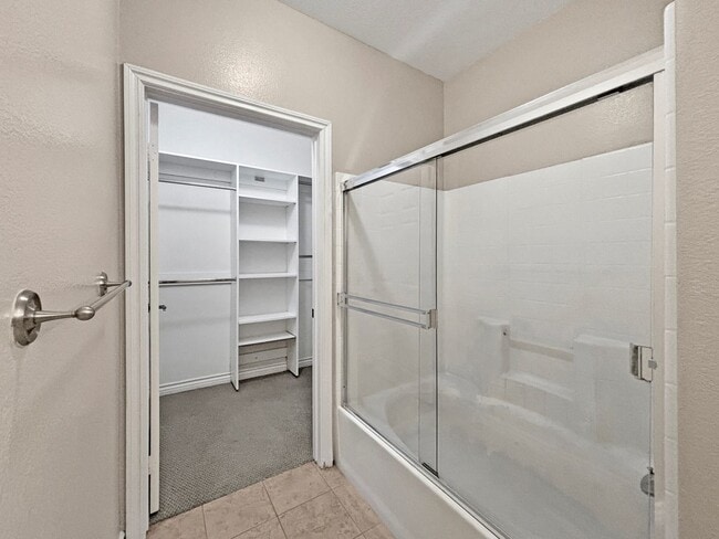 Building Photo - Beautiful 2BD/2BA Condo in La Jolla W/ W/D...
