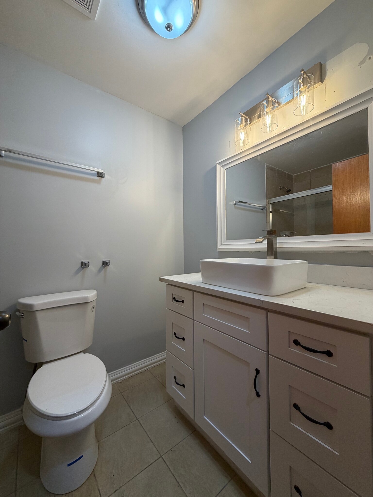 3rd bathroom - 2702 W Warren Blvd