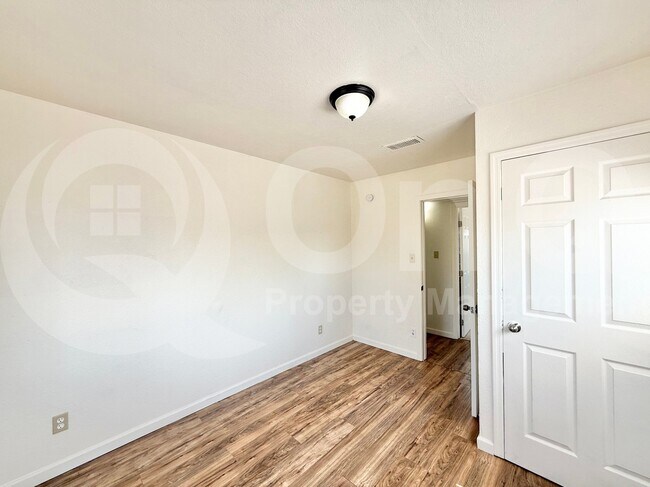 Building Photo - 515 W 13th St