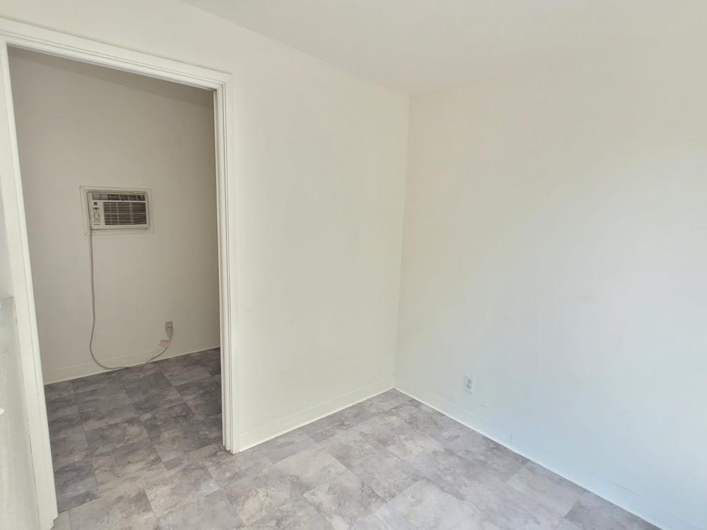 Building Photo - 204 W Duell St