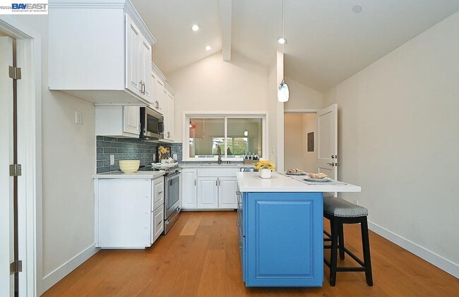 Building Photo - 3856 Vineyard Ave