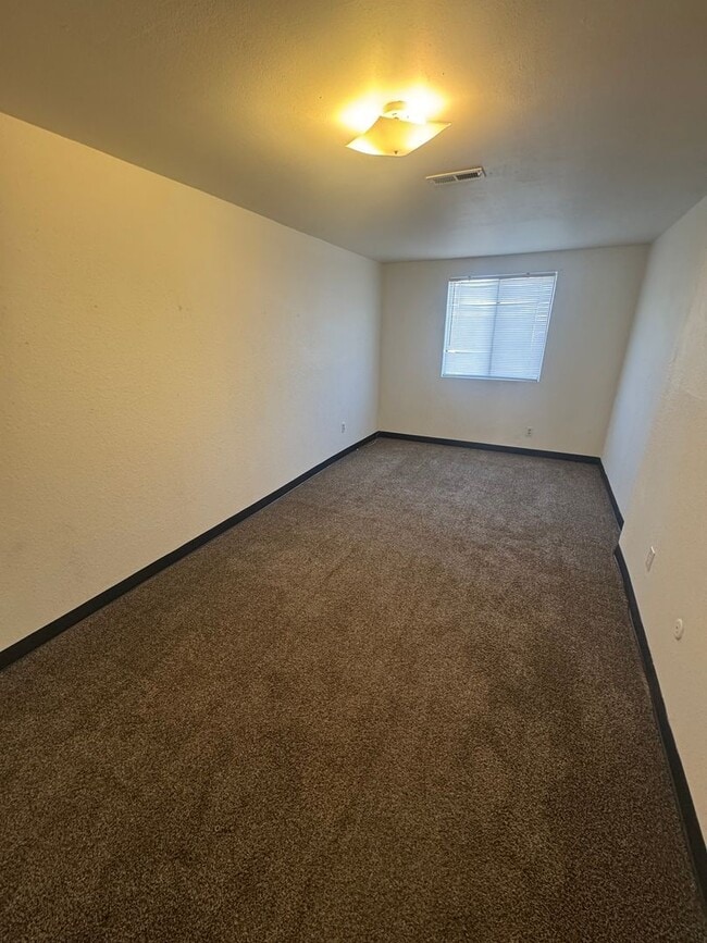 Building Photo - $435 OFF Move In Special!  Second Level Unit  2 Bed/1 Bath  Apt - $875/$875