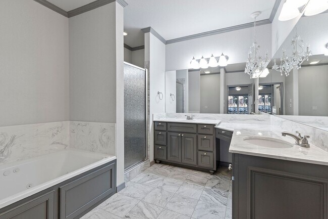 Building Photo - Luxury Living in a Gated Community
