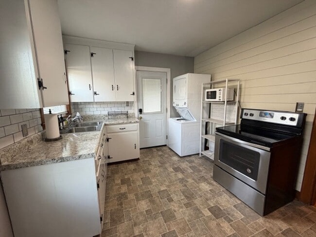 Building Photo - Charming 2 Bedroom 1 Bath house