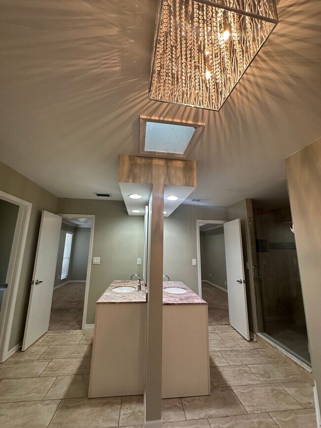 Building Photo - Popular Cathedral Oaks, Elegant Home