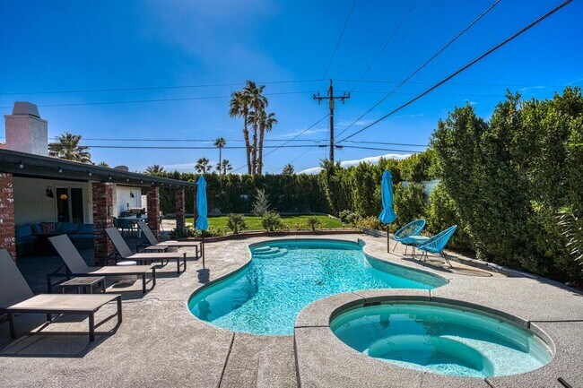 Building Photo - 2241 N San Gorgonio Rd