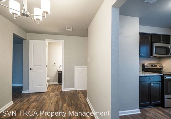 Building Photo - 604 Carriage Hill