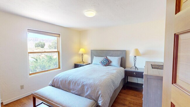 Building Photo - Custom Adobe style home in exclusive Navajo Ridge