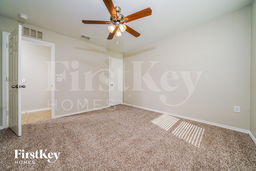 Building Photo - 1505 Vernon Dr
