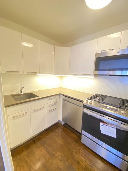 Primary Photo - 220 E 63rd St