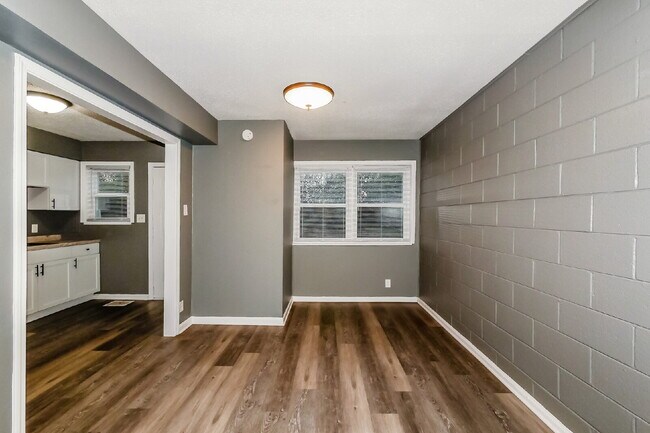 Building Photo - Charming 2 Bed, 1 Bath Apartment in Indianapolis - Don't Miss Out!