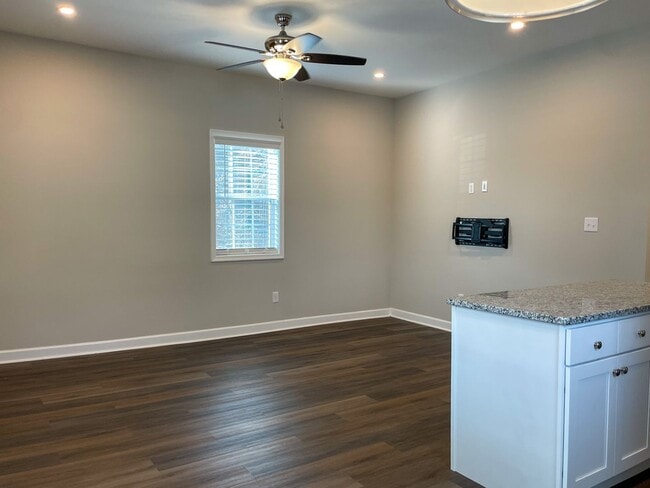 Building Photo - 510 Lakeview Ave, Colonial Heights