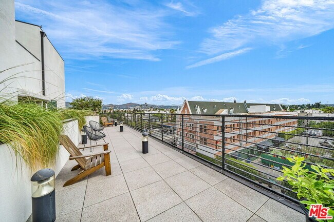 Building Photo - 667 Wilton Pl