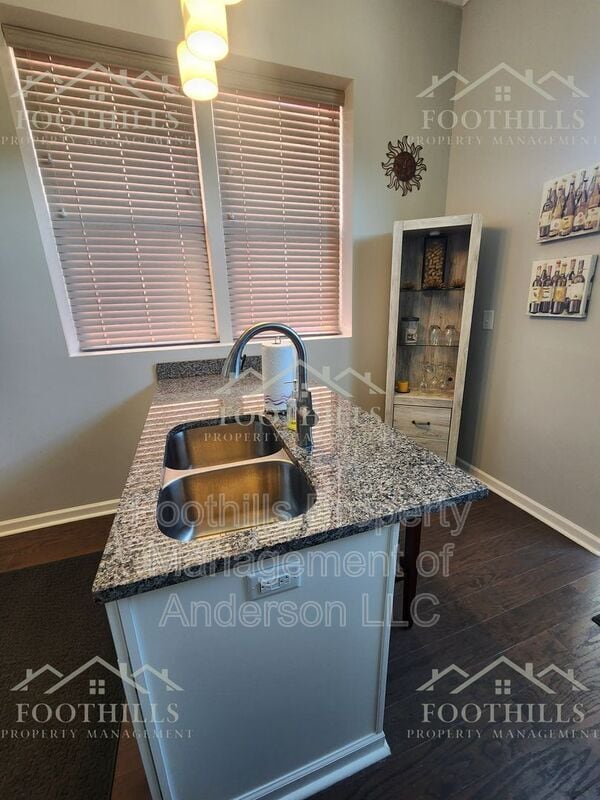 Building Photo - 210-216 N Main St