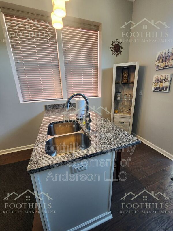 Building Photo - 216 N Main St