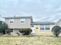 Building Photo - Lovely 3 Bedroom Tri-Level Home with Garage!