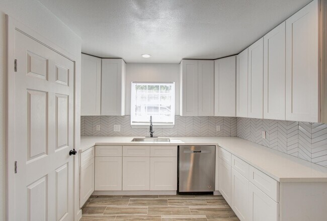 Building Photo - 591 River Plantation Dr