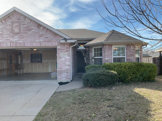 Building Photo - 1609 Country Hills