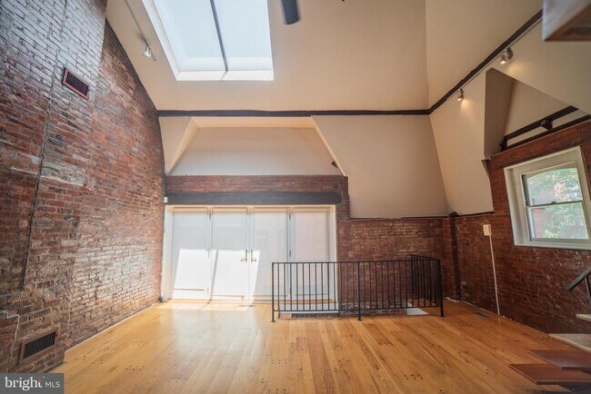 Building Photo - 2101 Cypress St