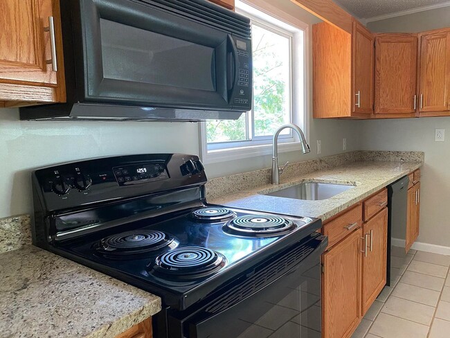 Building Photo - Freshly Renovated 3 Bedroom 1.5 Bathroom i...