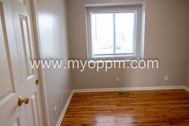 Building Photo - Available NOW! 3 Bedroom / 2 Bathroom Home | Northwest Omaha