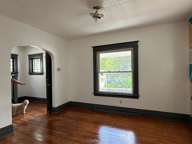 Building Photo - NICE 3 BEDROOMS WITH FULL BATH MOVE-IN READY!