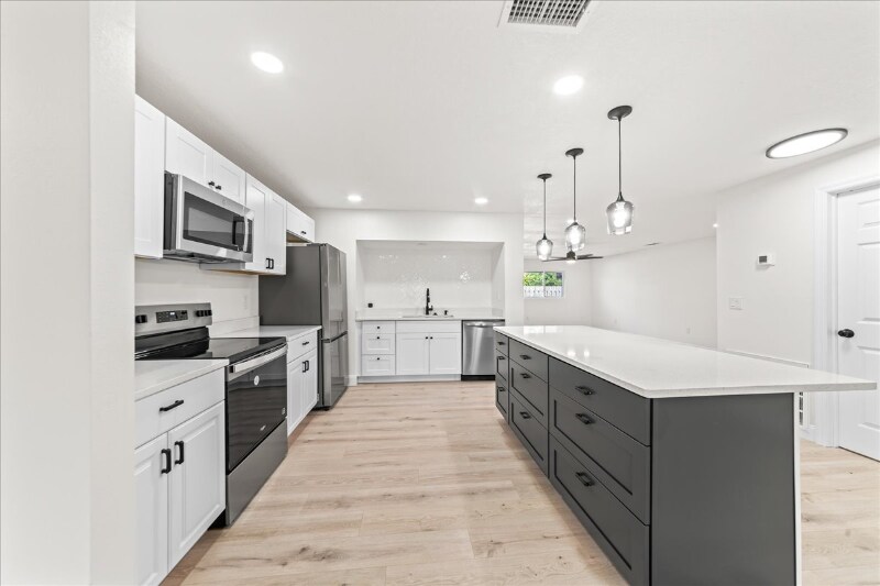 Building Photo - 484 Greenway Ave