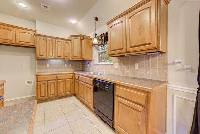 Building Photo - 3 Bed / 2 Bath in Collinsville!