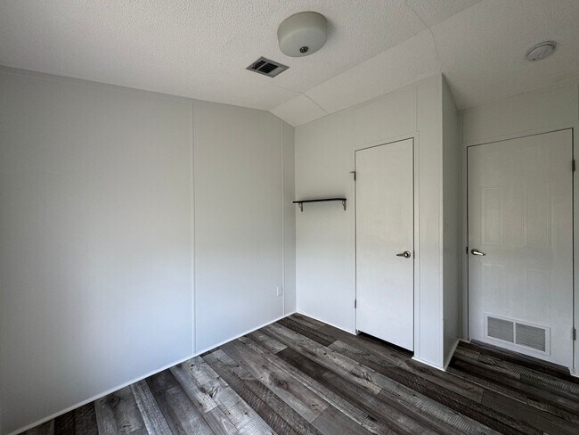 Building Photo - 16206 Wood Dr