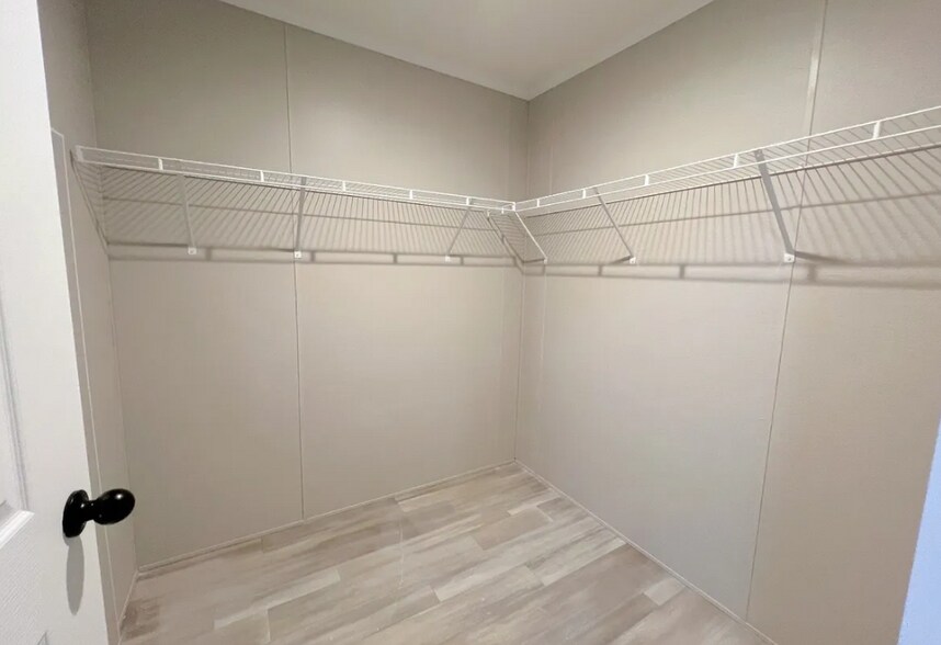 Building Photo - 6588 N Hampshire Dr