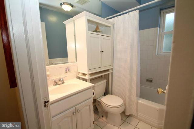 Building Photo - Classic Townhome with Hardwood Floors and Functional Layout