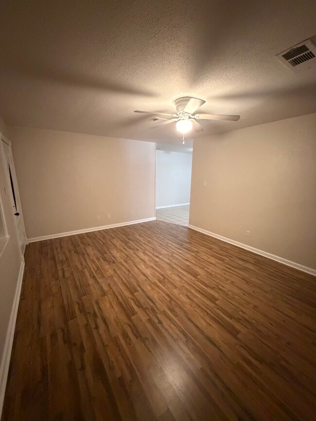 Building Photo - 405 Dent St