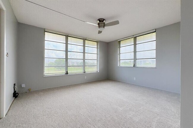 Building Photo - 3051 S Palm Aire Dr