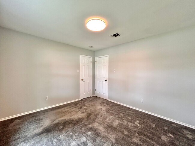 Building Photo - Spacious 4/BR 3/BA One-Level Home with Lar...