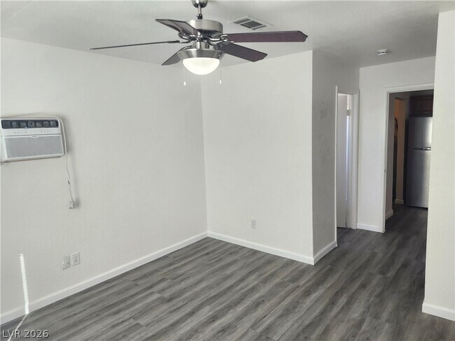 Building Photo - 2700 E Basswood Ave