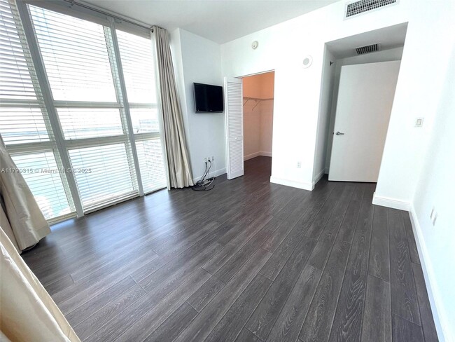 Building Photo - 951 Brickell Ave