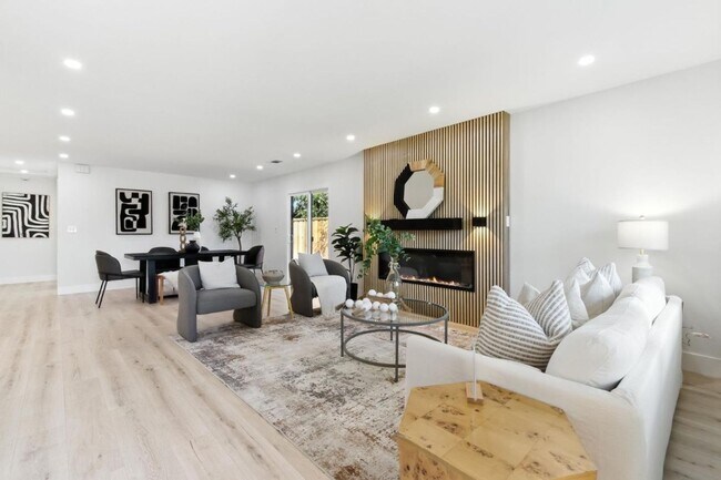 Building Photo - Refined Redwood City Living: Exquisitely R...