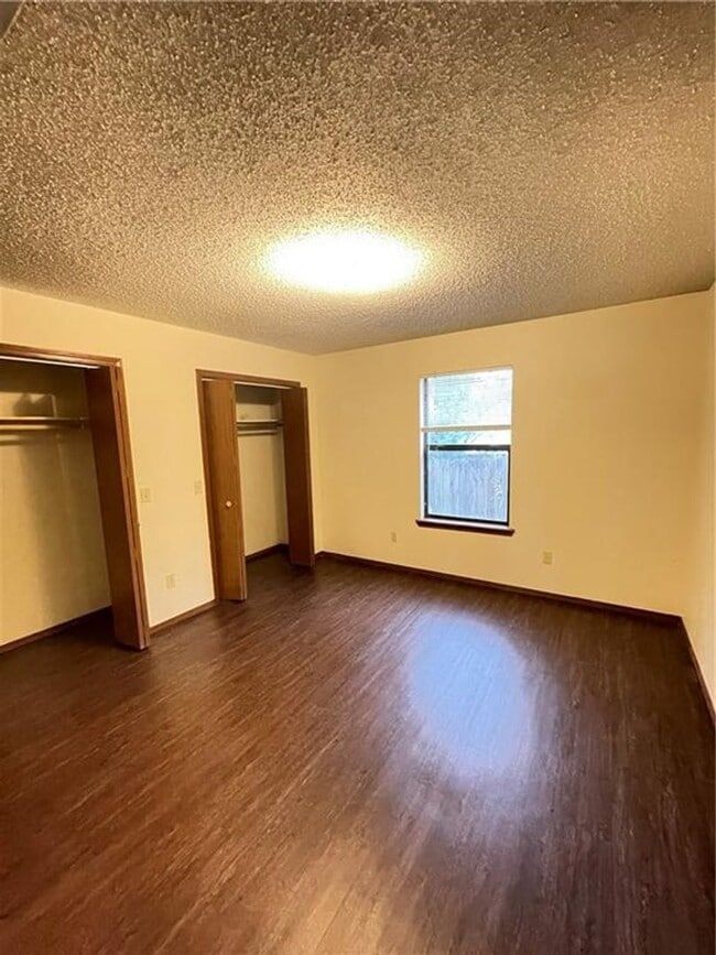 Building Photo - 672-672 W Martha Dr