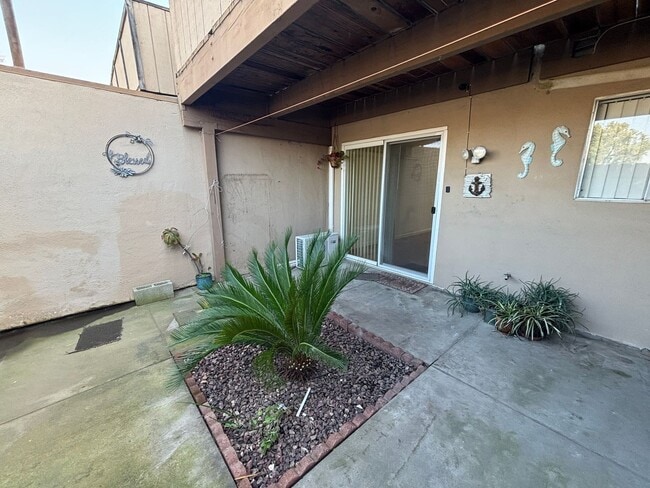 Building Photo - 5164 E Ashlan Ave