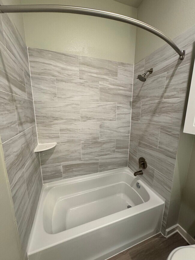 Building Photo - 1000 Persimmon Dr