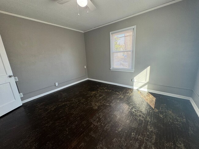 Building Photo - Adorable two bedroom one bathroom home loc...