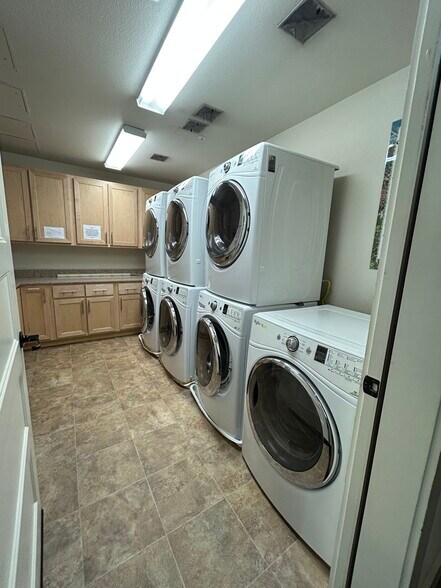 Community laundry or in unit hook ups - 190 Walnut Ave