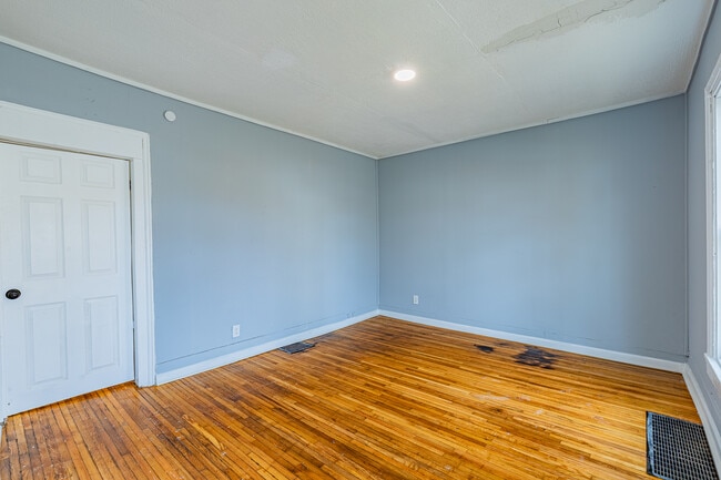 Building Photo - 383 Champlain St