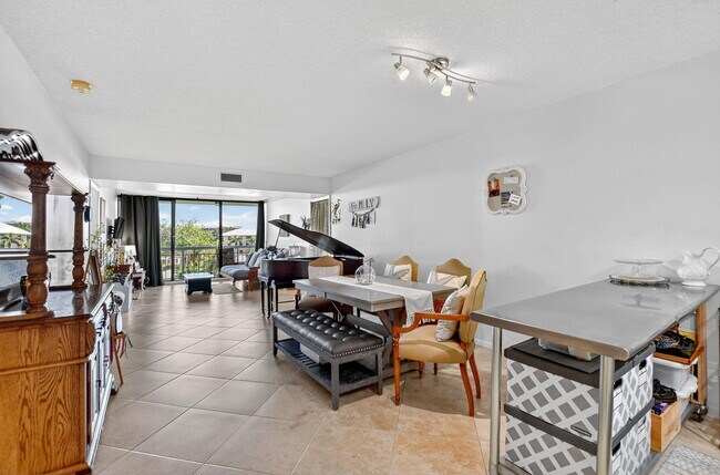 Building Photo - 6205 Balboa Cir