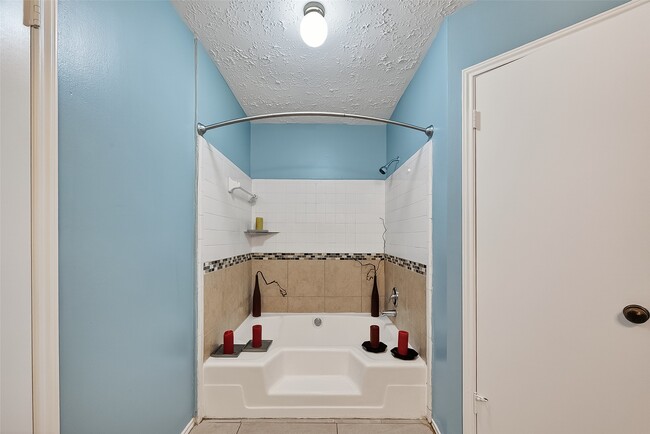 Building Photo - 8122 Sandy Glen Ln