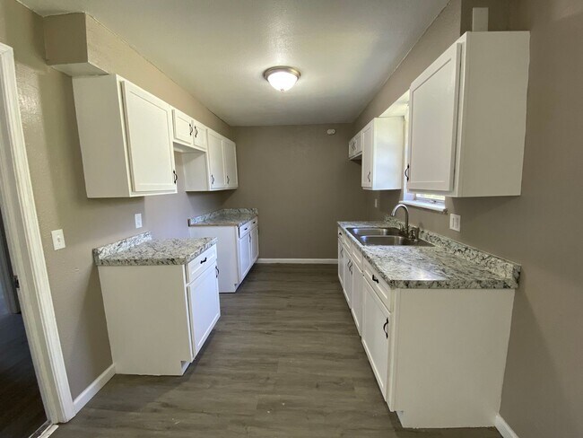 Building Photo - Charming 5 Bedroom House